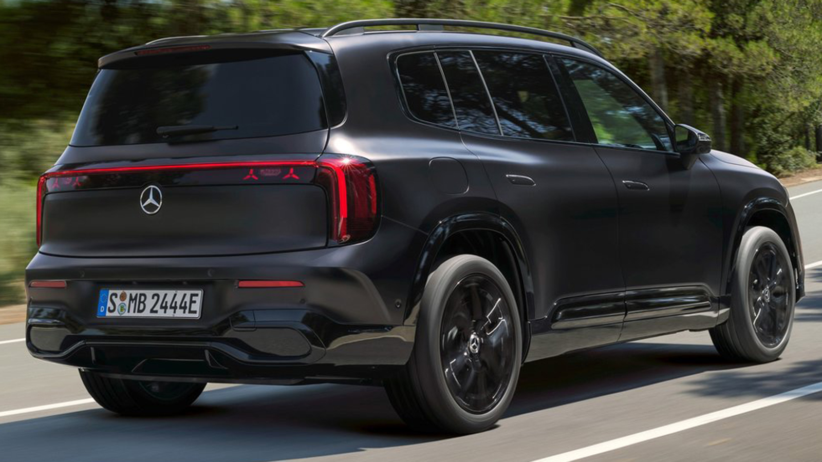 Η νέα Mercedes GLB Hybrid προσφέρεται στην Ελλάδα στις εκδόσεις GLB 200 και GLB 220, συνοδευόμενες αμφότερες από τις τετρακίνητες επιλογές 4MATIC. 